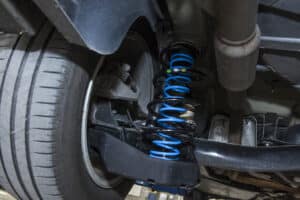Hoe monteer je hulpveren tussen je bestaande vering in de auto - MAD